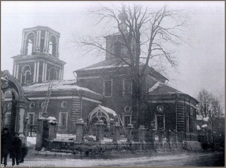 фотография 1932-33годов, то есть, перед самым сносом. Видно, что колокольню уже разбирают